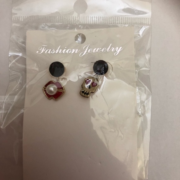 🔵4/$20 Skull Lips Fashion Gold Earrings PURPLE NWT - Picture 4 of 5